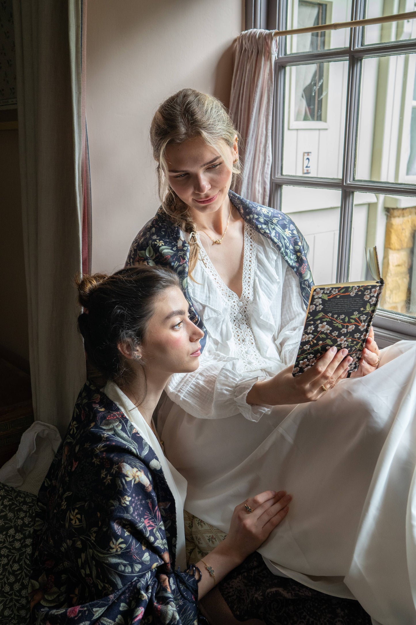 Wolf Garden sötétkék sál rojtokkal