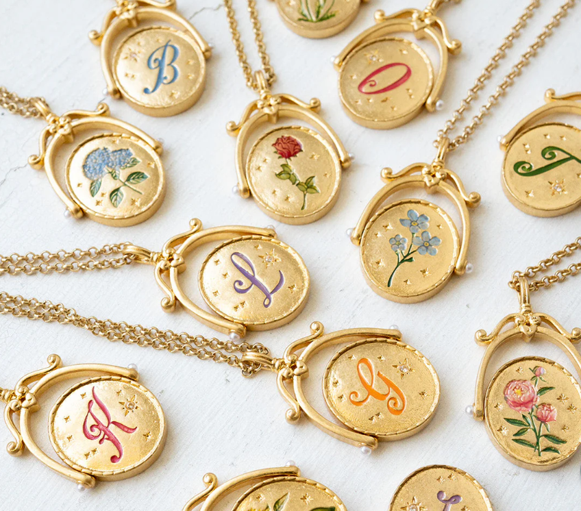 "R" Kezdőbetűs aranyozott nyaklánc virágmotívummal