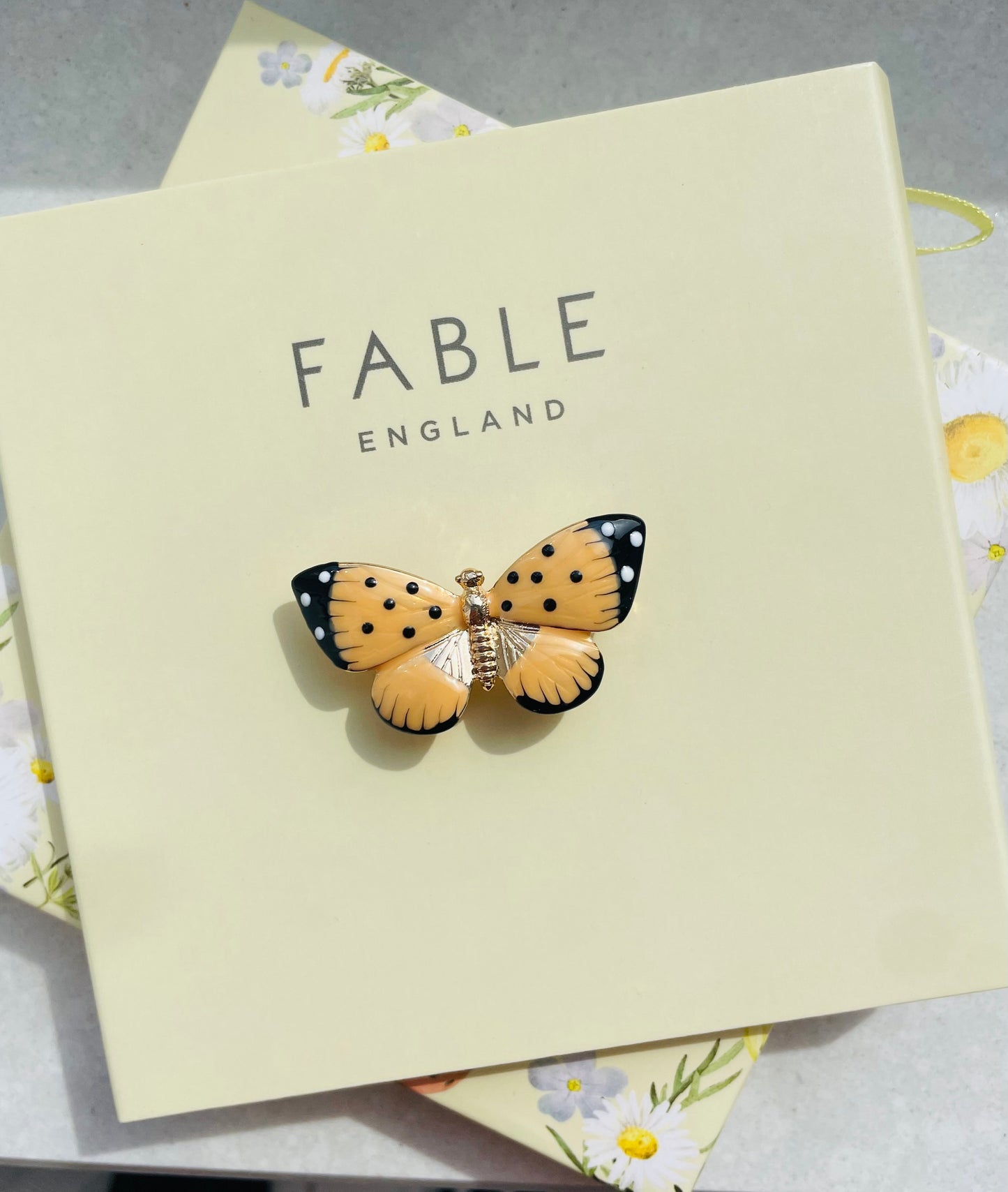 Bogáncslepke zománcozott bross