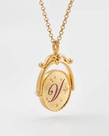 "V" Kezdőbetűs aranyozott nyaklánc virágmotívummal