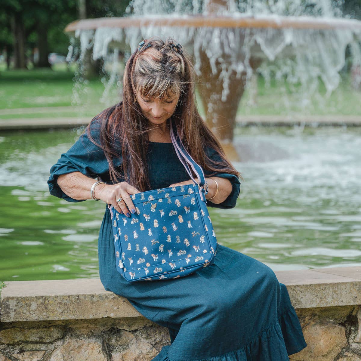 Wrendale Designs - Oldaltáska kék színben 'Egy kutya élete'