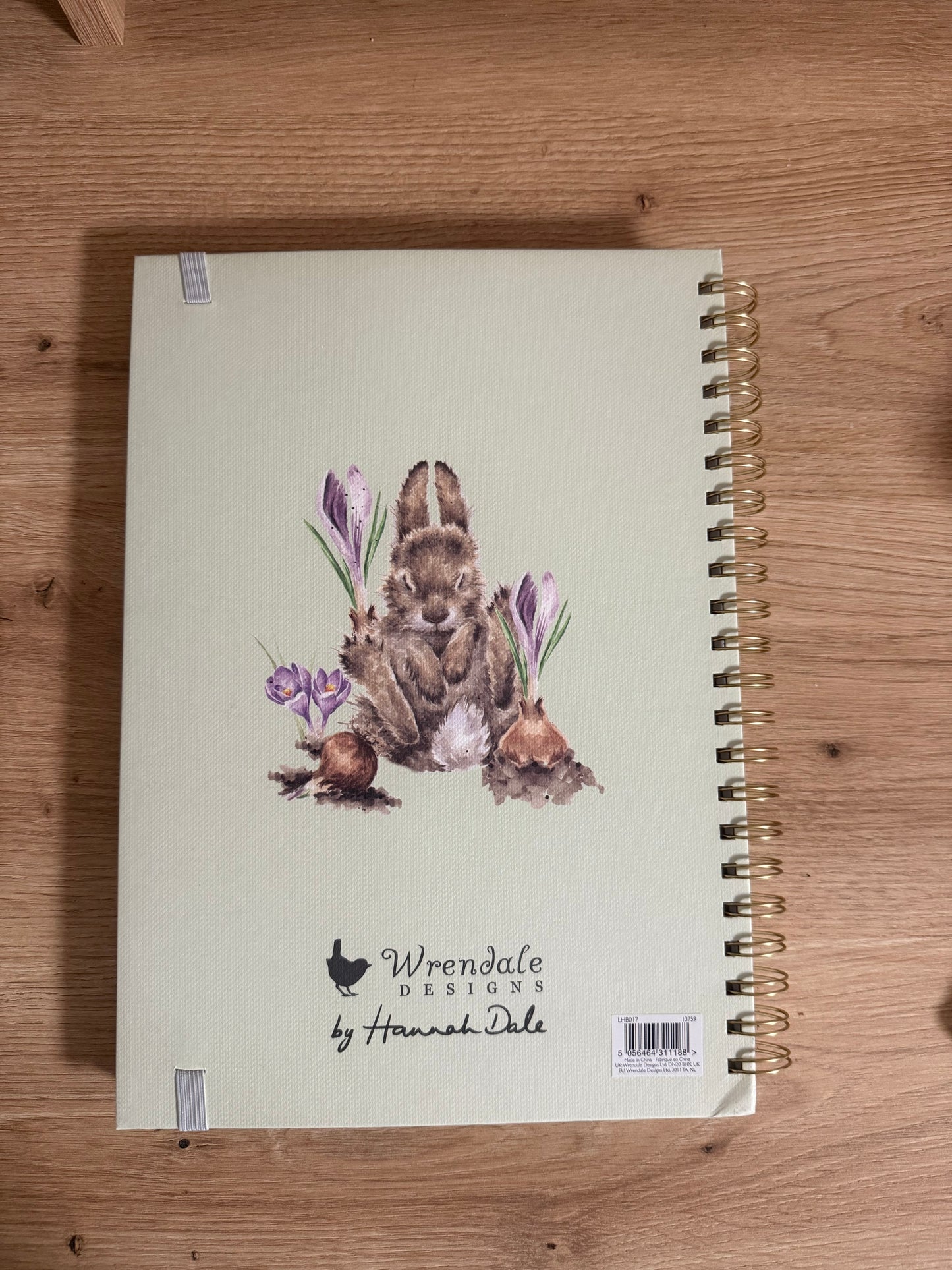 Wrendale Designs - A4 Jegyzetfüzet - Nyuszi virágokkal (zöld)