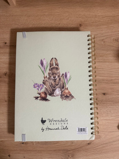 Wrendale Designs - A4 Jegyzetfüzet - Nyuszi virágokkal (zöld)