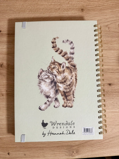 Wrendale Designs - A4 Jegyzetfüzet - Macska a vadvirágok között (zöld)