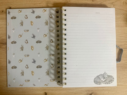 Wrendale Designs - A5  Jegyzetfüzet - Macskák (Rózsaszín)