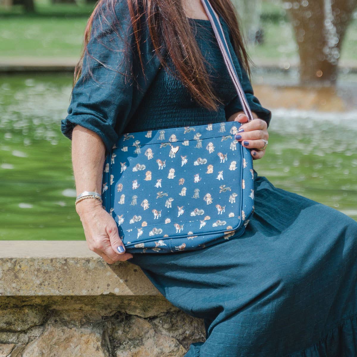 Wrendale Designs - Oldaltáska kék színben 'Egy kutya élete'