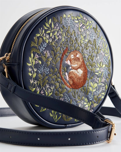 Chloe Giordano x Fable England mogyorós pele hímzett kerek táska
