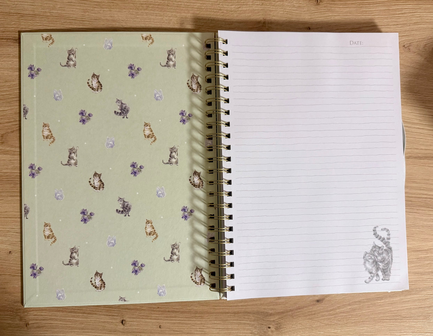 Wrendale Designs - A4 Jegyzetfüzet - Macska a vadvirágok között (zöld)