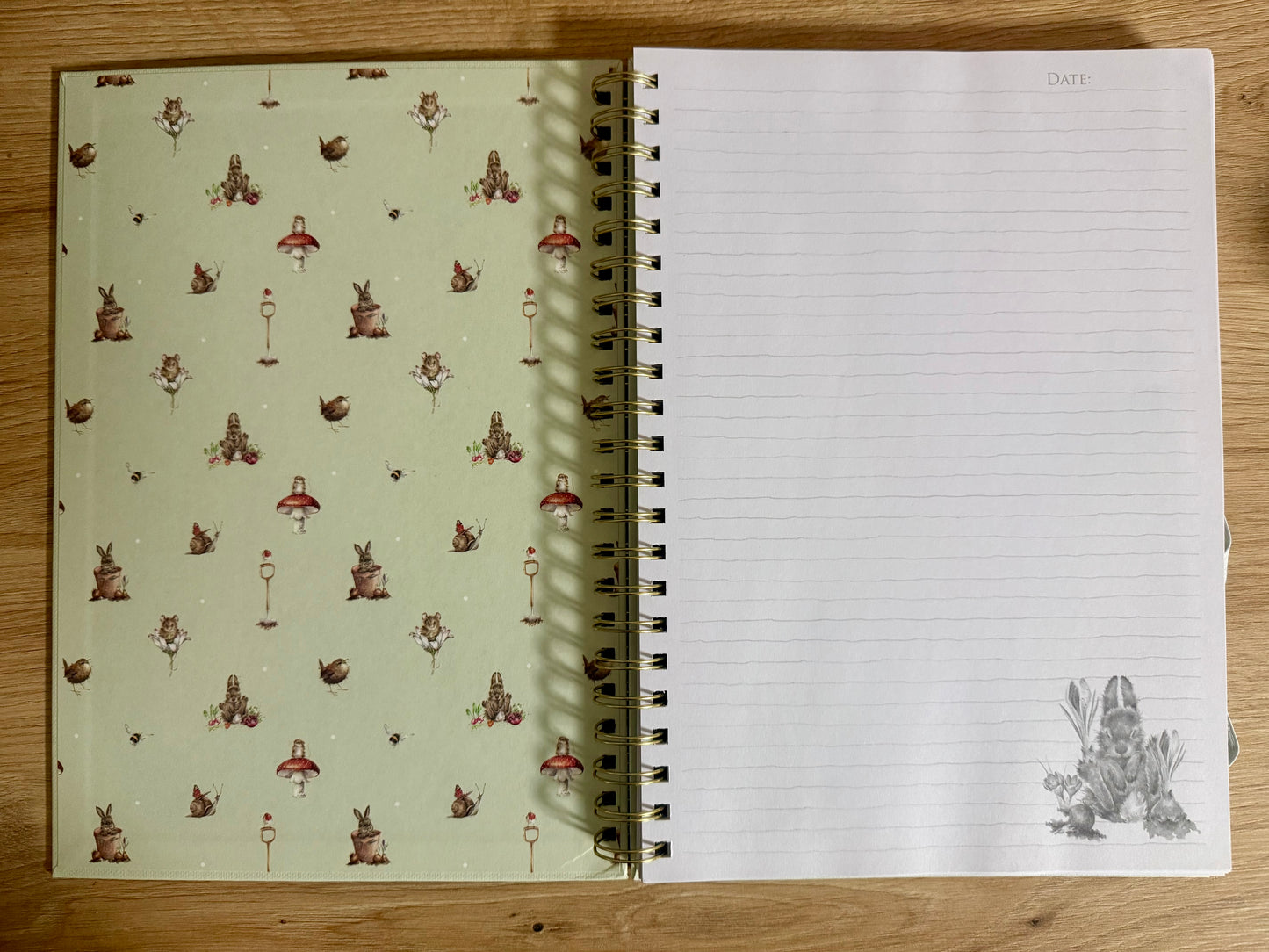 Wrendale Designs - A4 Jegyzetfüzet - Nyuszi virágokkal (zöld)