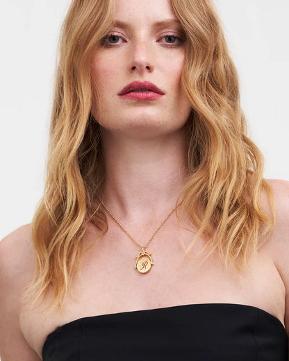 "R" Kezdőbetűs aranyozott nyaklánc virágmotívummal