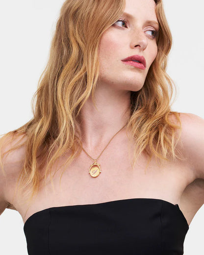 "V" Kezdőbetűs aranyozott nyaklánc virágmotívummal